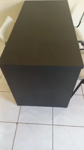 mesa escritório, geladeira, pia em mármore, banco rustico
