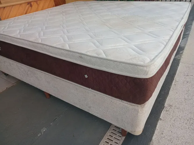 Cama box king size em bom estado. (Entrego).