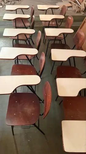 Cadeira escolar com apoio de braço