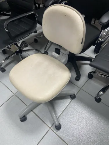 Cadeira giratória sem braço na cor branca