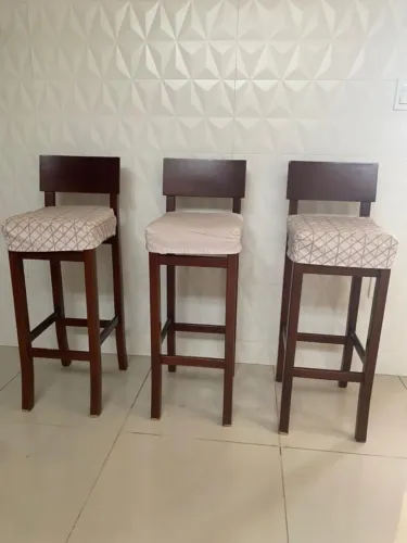 Três Banquetas para bancada de cozinha
