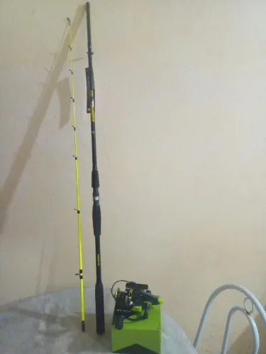 Vara de pesca albatroz + molinete com linha. 