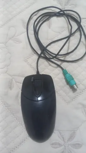 Mouse com fio usado.