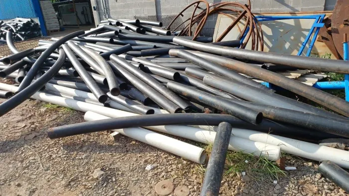 Aparas em retalho de tubos de PE parede grossa preto