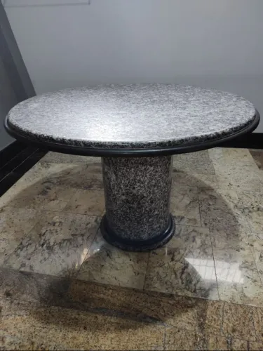 Mesa em granito