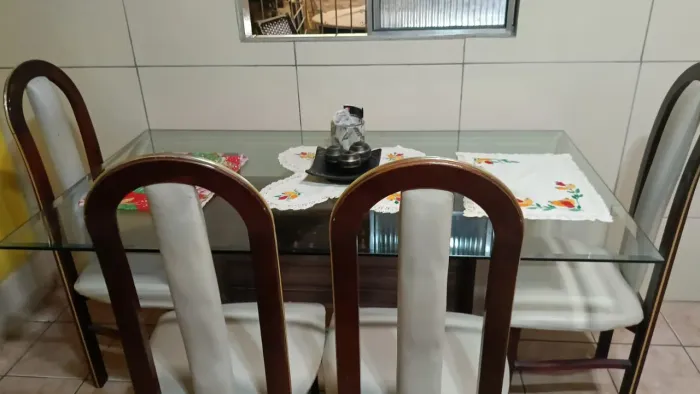 Mesa com pé de madeira pura e vidro temperado com 4 cadeiras