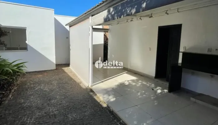 Casa com 2 quartos sendo 1 suíte disponível para locação no bairro Tabajaras em Uberlândia
