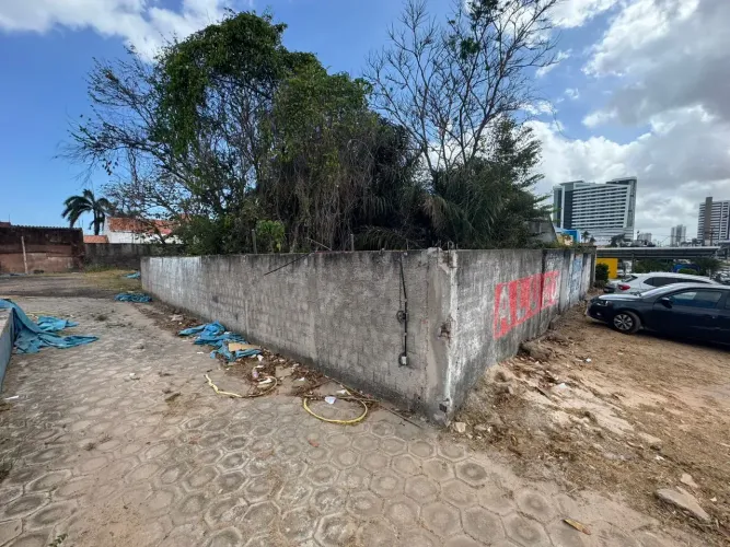 Vendo Terreno de 800m² na Avenida dos Holandeses (ao lado da academia)