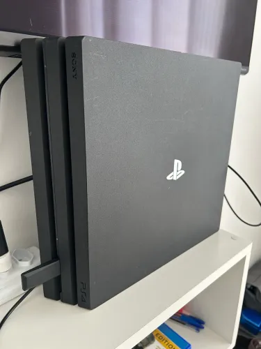 PS4 pro 1tb + jogos + 2 controles