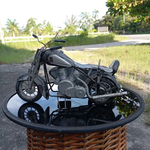 Réplica de motocicleta em metal