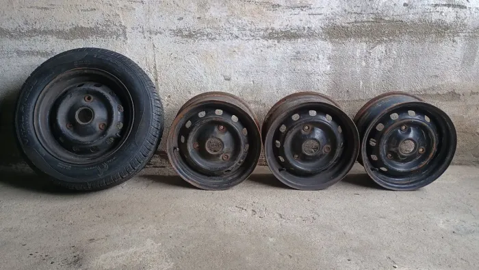 Vendo jogo de rodas três furos aro 14" R$ 1.000,00 Ford pampa Belina corcel