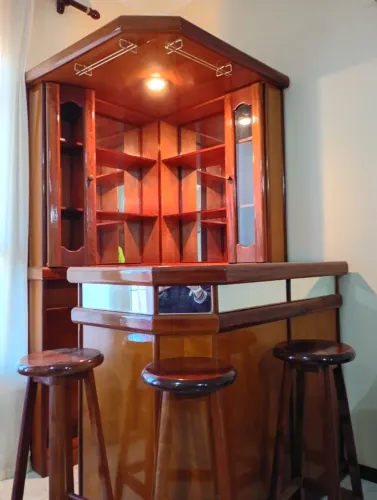 Bar de Madeira Maciça com Adega, Iluminação e 3 Banquetas - Elegância para sua Área Gourme