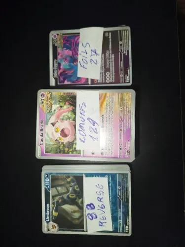 Lote Com 236 de cartas pokémon Evolução prismáticas 