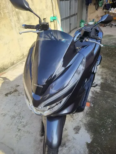Vendo PCX 22 única dona. Telefone para contato *
