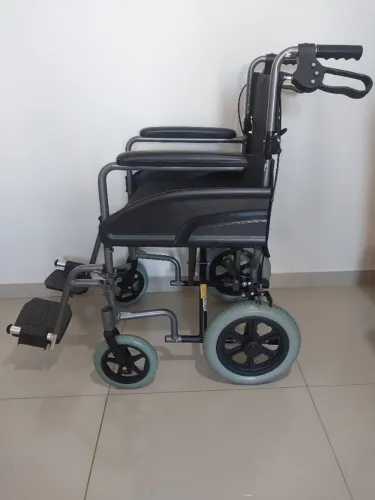 Cadeira de rodas mobil saúde seminova
