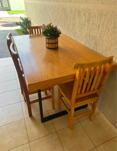 Mesa de madeira maciça 