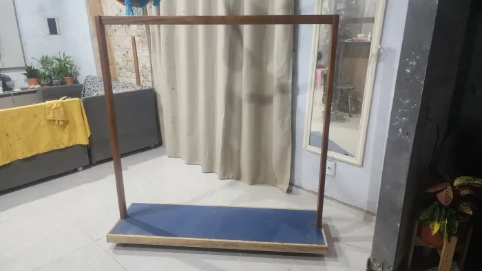 Arara de madeira e mdf