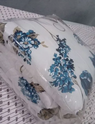Colcha de casal branca com flores azuis