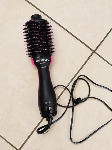 Escova Secadora Britânia 4 em 1, modelo BEC02PR, na cor preto e rosa.