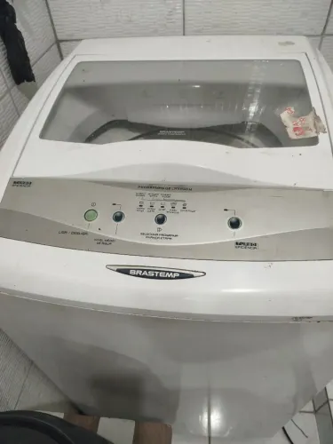 Duas máquinas de lavar com defeito 