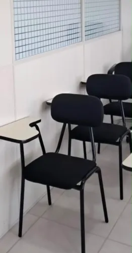 Cadeira escolar com apoio lateral