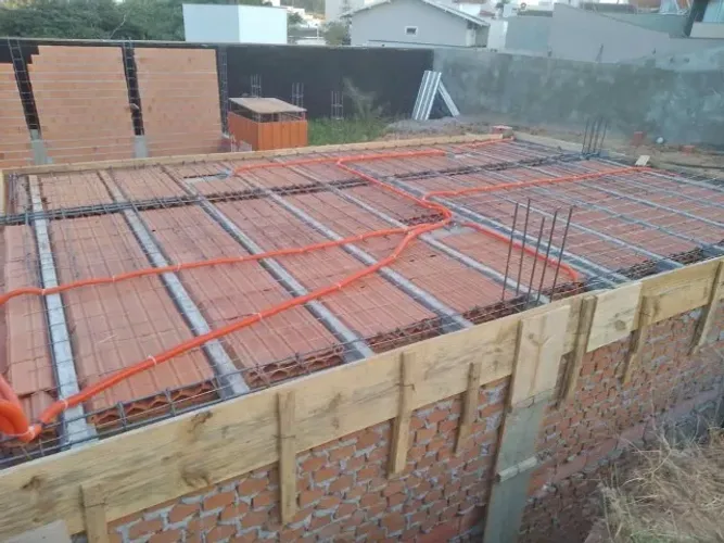 Pedreiro Azulejista Porcelanato Encanador Eletricista Soldador Telhados Calhas Reformas