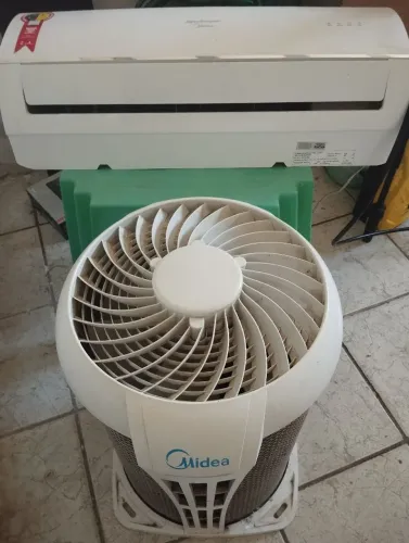 Vendo ar condicionado Midea, muito novo funcionando super bem, ótimo ar condicionado!!