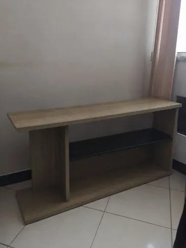 Aparador/Rack de Madeira com Prateleira Preta - Ótimo Estado<br>