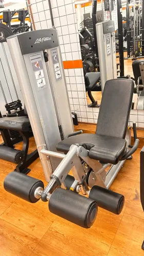 Cadeira conjugada extensora e mesa flexora Life fitness 