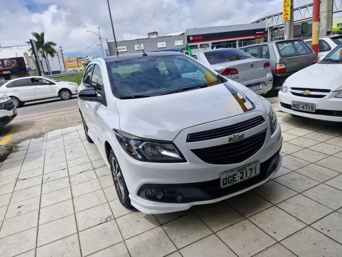 Chevrolet Onix Hatch Effect 1.4 8V Flex Power Mec. 4P 2016