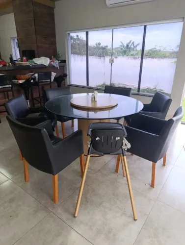 Mesa de jantar redonda de vidro com 6 poltronas e centro rotativo