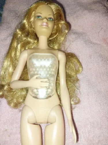 Boneca barbie que canta e acende a luz 