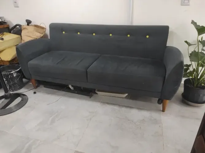 Sofá Retrô Cinza Chumbo com Botões Amarelos - Design Moderno