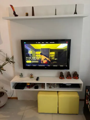 Painel para TV até 42" em MDF Branco com Nicho e Prateleira - Excelente Estado
