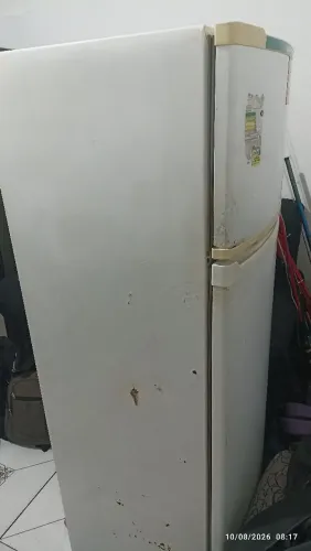 Vende-se geladeira com defeito ( para quem trabalha com manutenção e revenda)