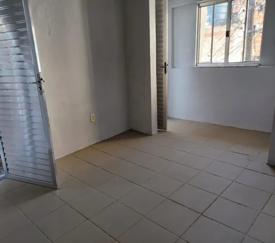 ALUGA-SE CASA 2 QUARTOS NO MORRO DO JURAMENTO 