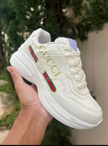 Tênis Gucci off white feminino.