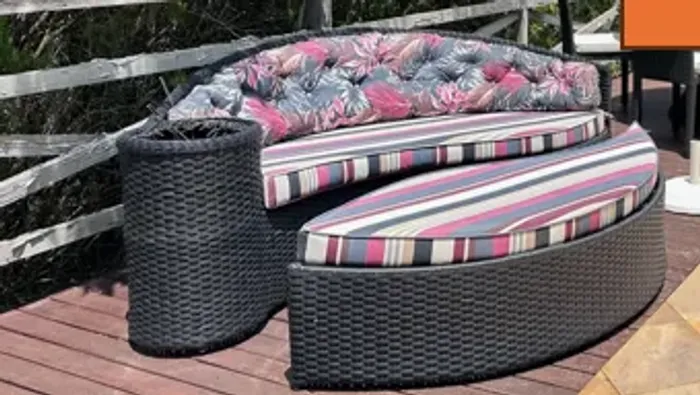 Sofás Chaise Dubai com encosto, 04 almofadas e apoio para pernas -
