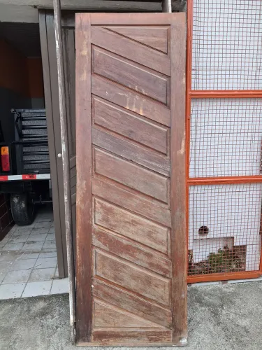 Porta de madeira maciça