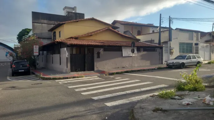 Casa residencial ou comercial.