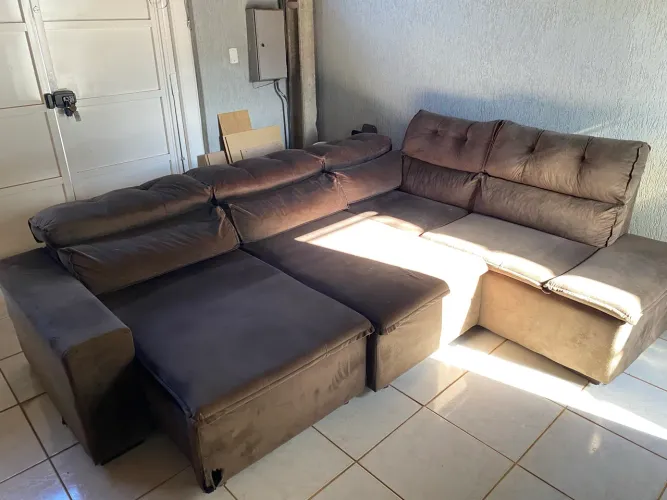 SOFÁ RETRATE EM L, ARMÁRIO DE COZINHA E UM PAINEL