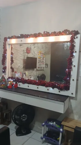 Painel com bancada e espelho
