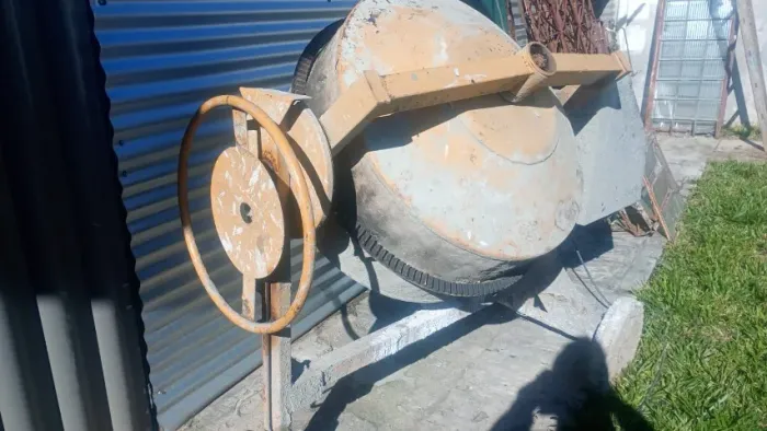Betoneira de 320 litros, 110 volts, bem conservada.