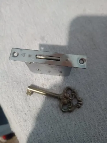 Fechadura Antiga de Embutir para Guarda-Roupa com Chave Trabalhada