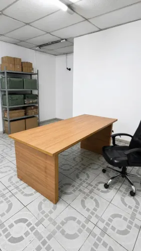 Mesa de escritorio de madeira 1,80m x 1,00m Muito Nova.