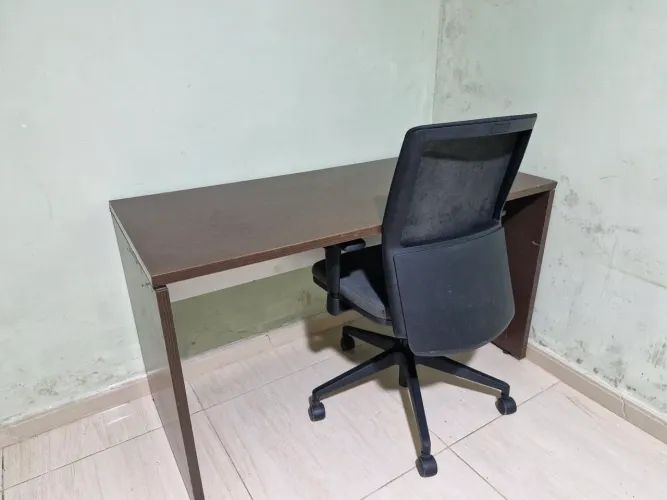 CONJUNTO MESA DE ESCRITÓRIO MDF+ CADEIRA ERGONÔMICA  COM RODINHAS 