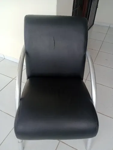POLTRONA COM PÉS DE ALUMÍNIO