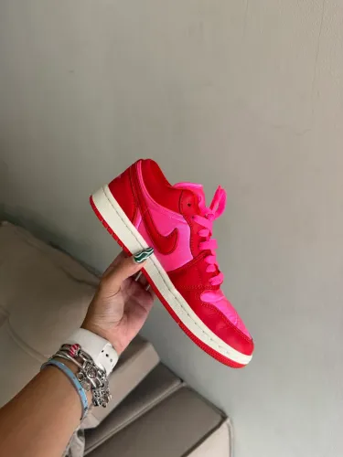 Jordan 1 low SE pink blast 