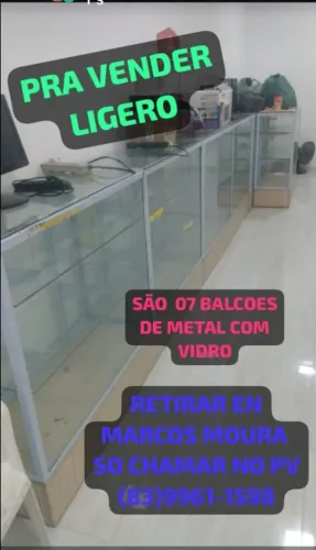 Balcão todo de vidro e um preço bom