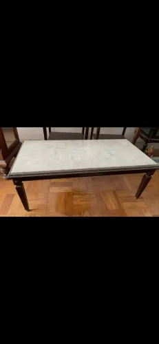 Mesa de centro antiga com tampo de mármore